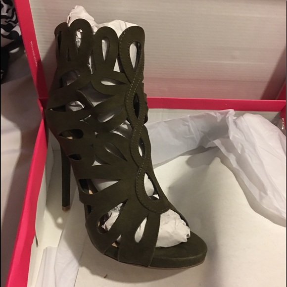 Shoe Dazzle Shoes - ShoeDazzle Olive Green High Heels